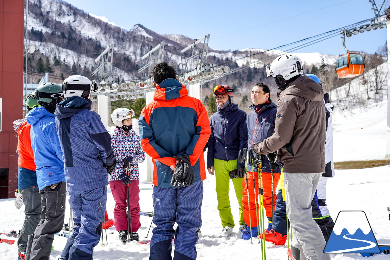 札幌国際スキー場 Mt.石井スポーツ ISHII SKI ACADEMY 校長・斉藤人之さんによる『斉藤塾』開講。本日のテーマは、「春雪！コブからスキーのたわみを楽しむ！！」(^^)v